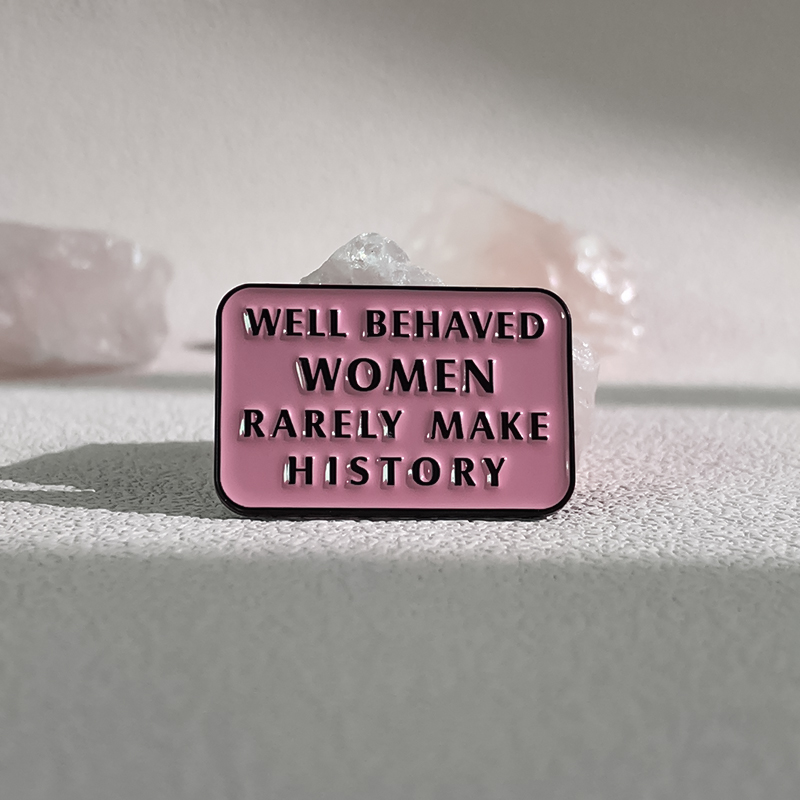 Broche en émail avec citation  - Jewelry Making History avis et prix